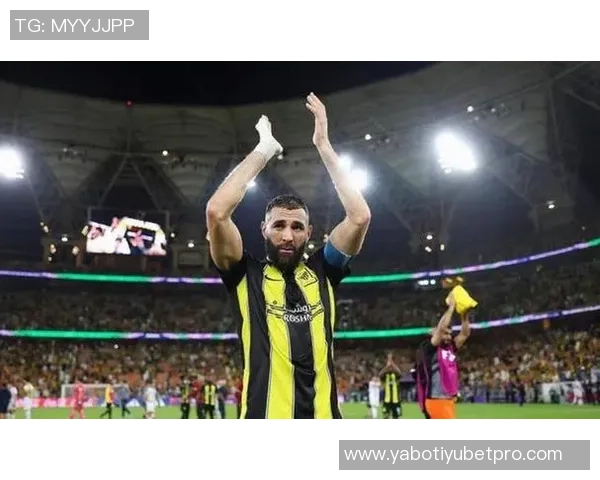 本泽马年薪高达1亿却遭侮辱性续约报价宣布无限期罢赛引发热议