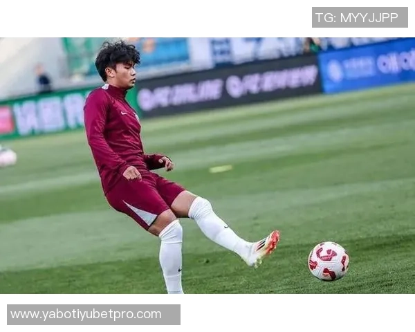 蒯纪闻与杨希合影庆祝新队友加入重温老友情谊